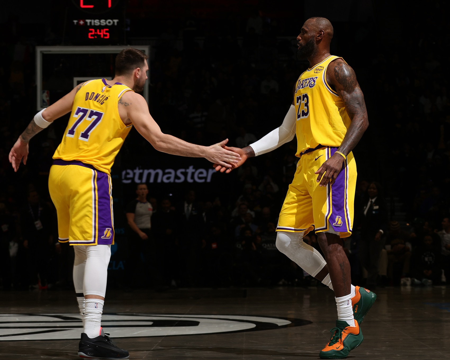 开云体育官网app-这都能赢？湖人全队22失误&amp;詹姆斯8次东契奇5次 76人全队14次