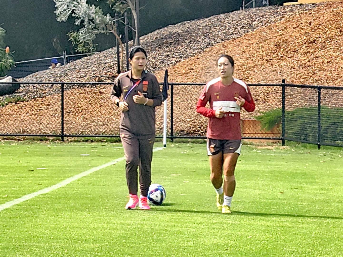 开云体育电脑版-中国女足在珀斯首次训练，唐佳丽单独训练，陈巧珠缺席